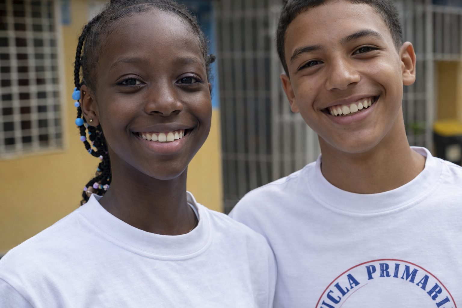 Estudiantes sonriendo en Escuelas en Movimiento